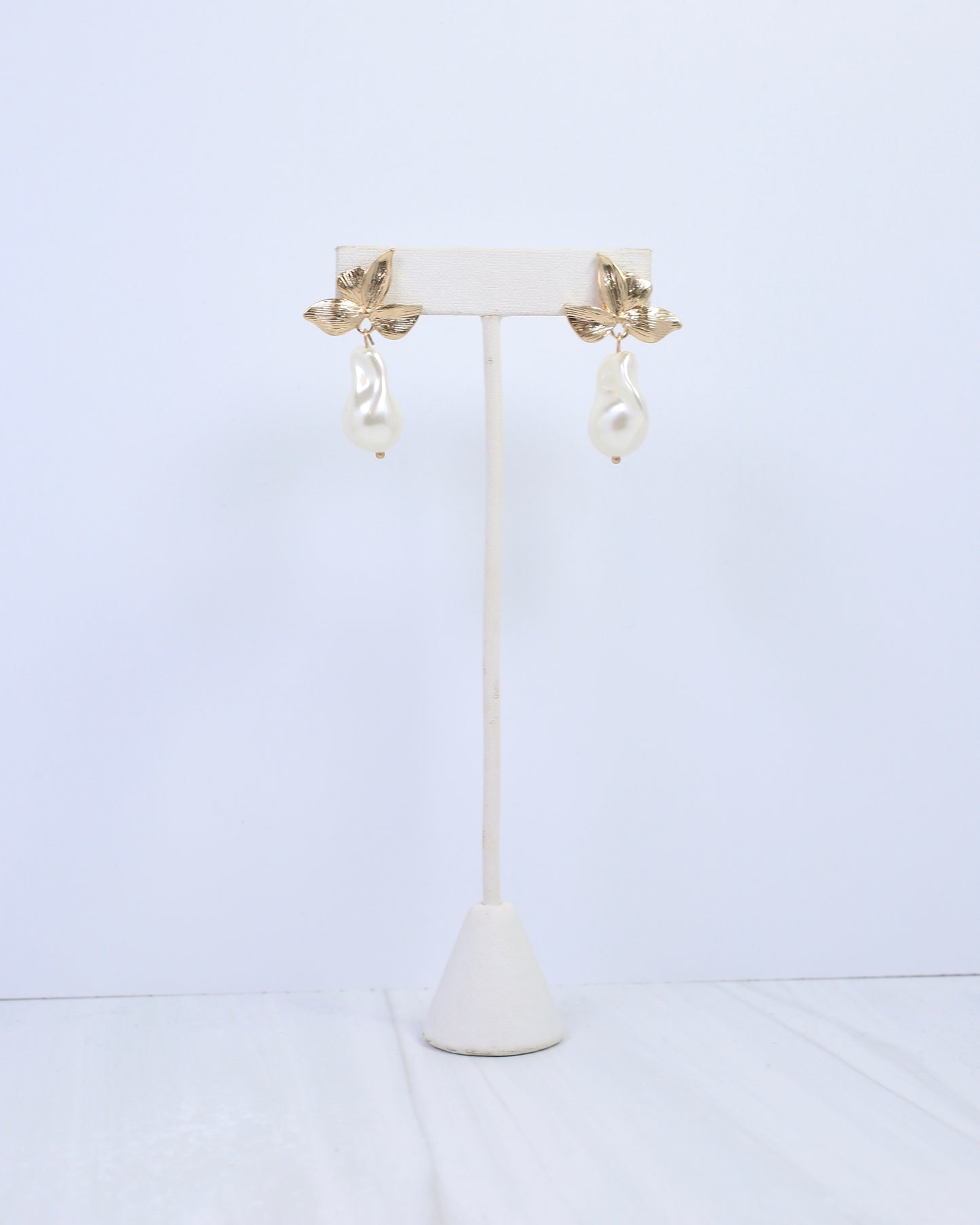 Aspen Flower Pearl Dangle Earring Worn Gold