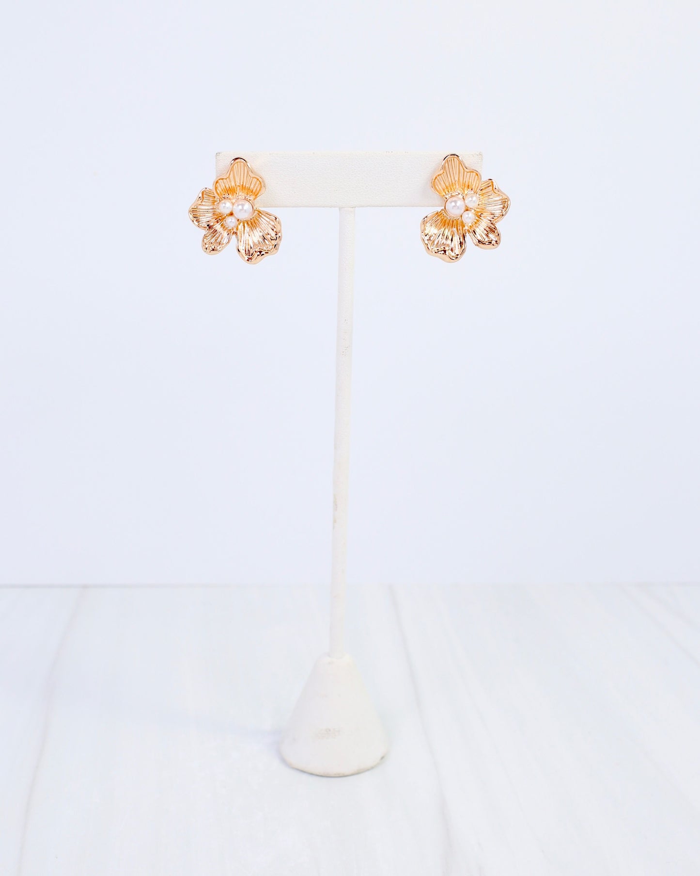 Alice Pearl Embellished Flower Earring Gold