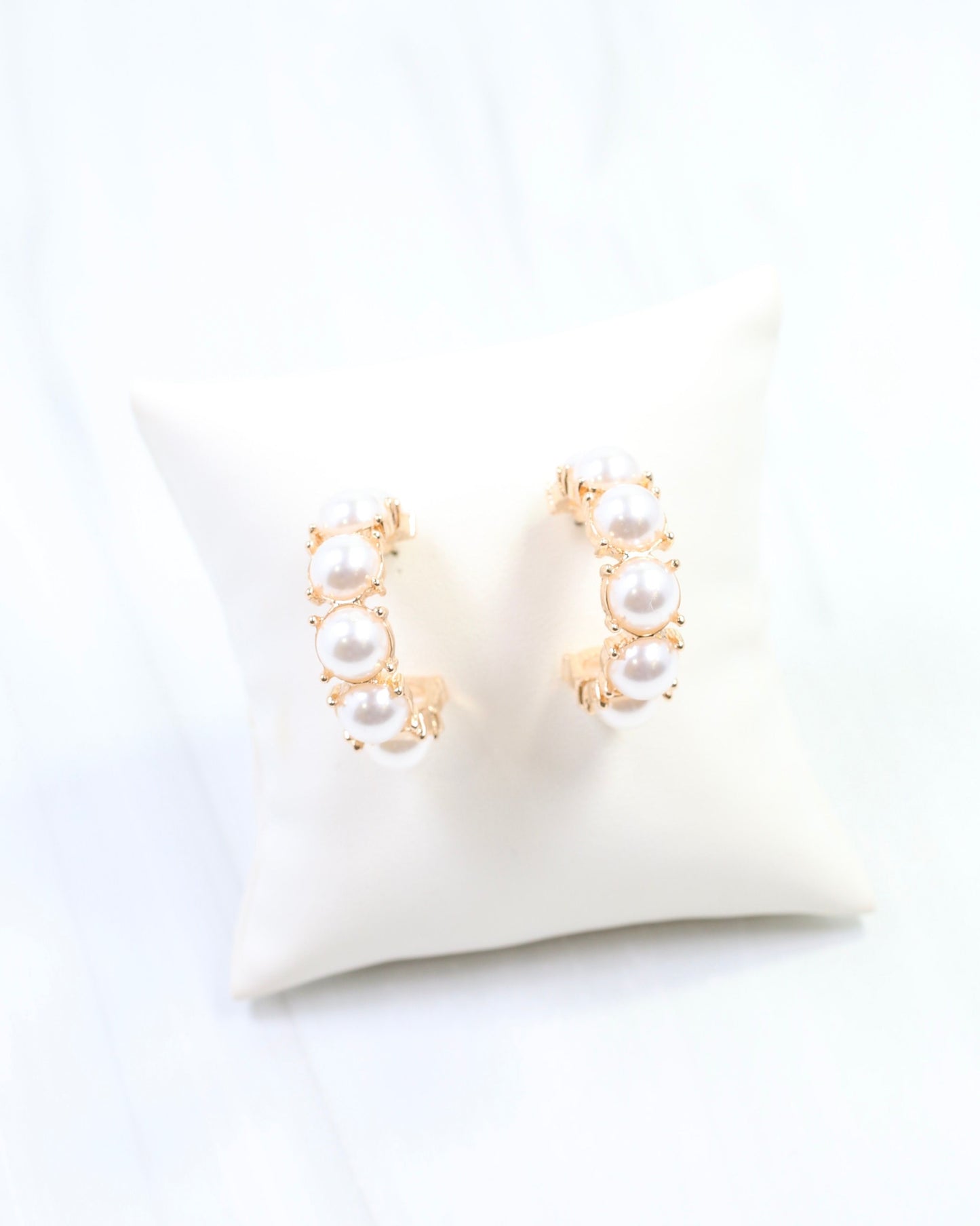 Cleo Pearl Medium Hoop Earring Cream