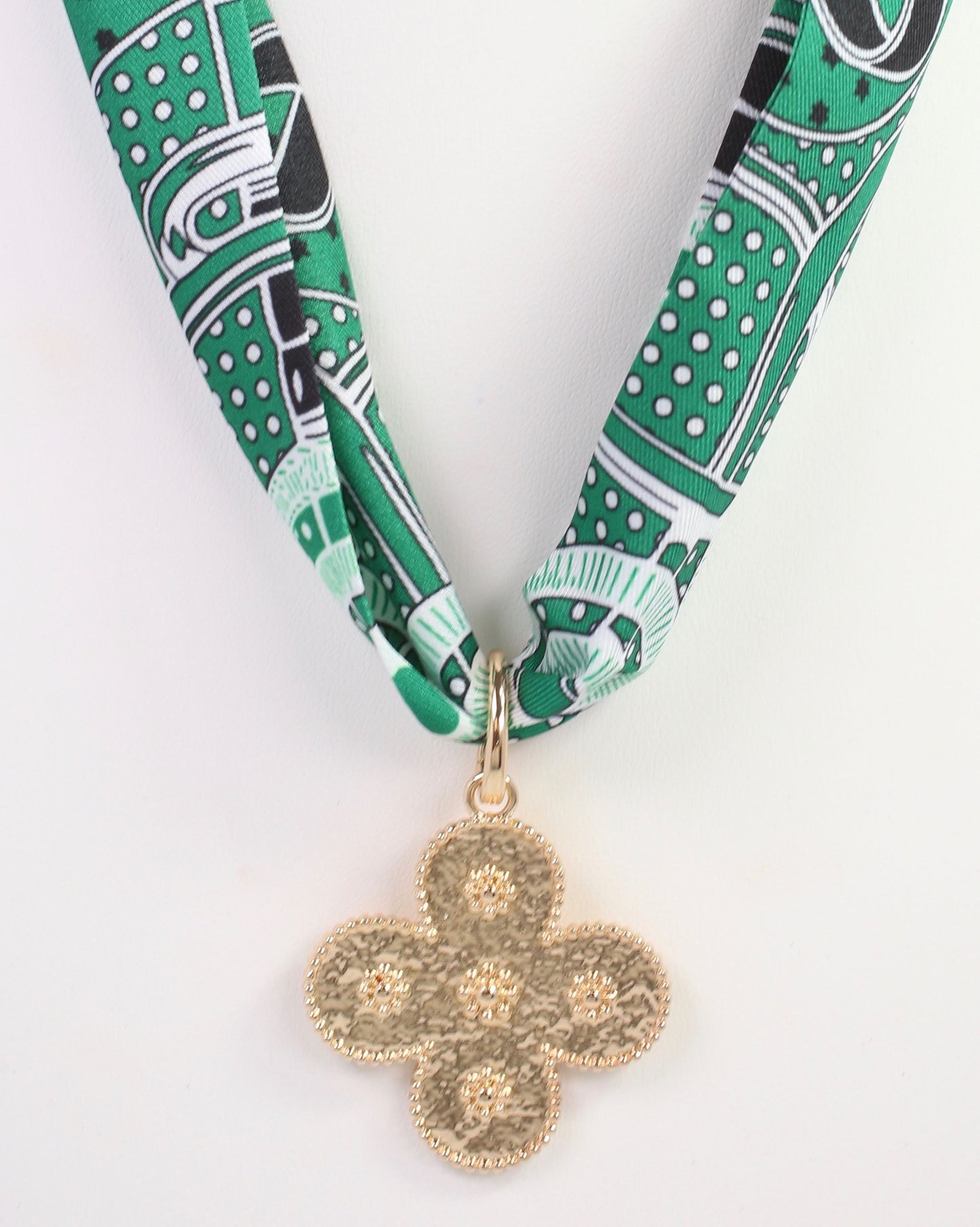 Winder Clover Charm Gold
