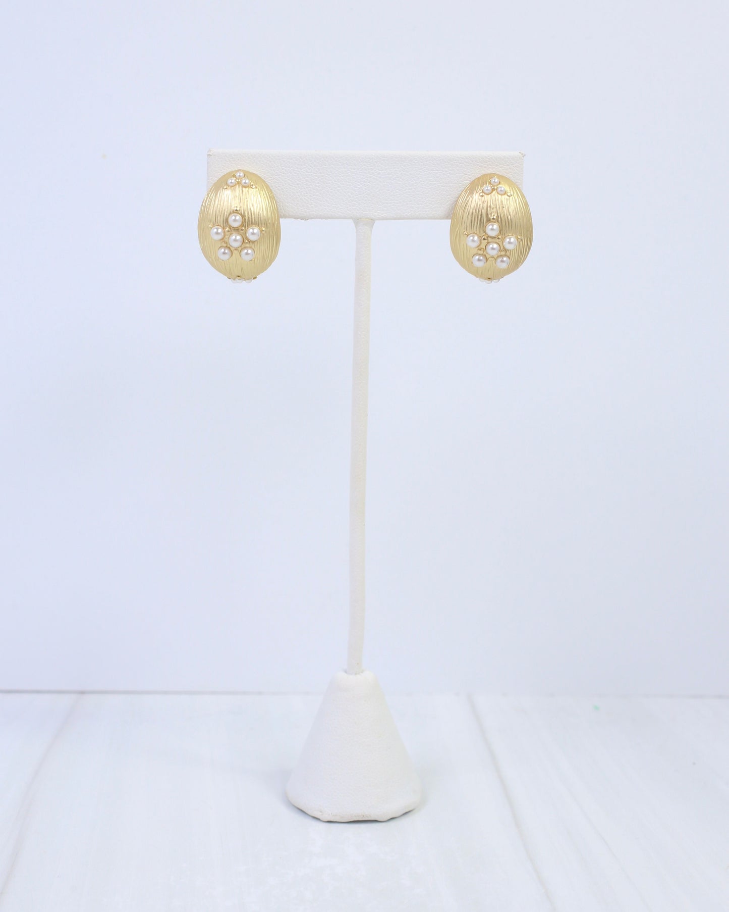 Bailee Pearl Flower Oval Earring Matte Gold