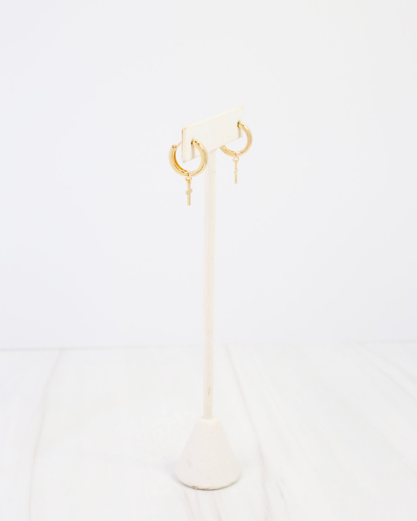 Scarsdale Cross Huggie Earring WR Gold