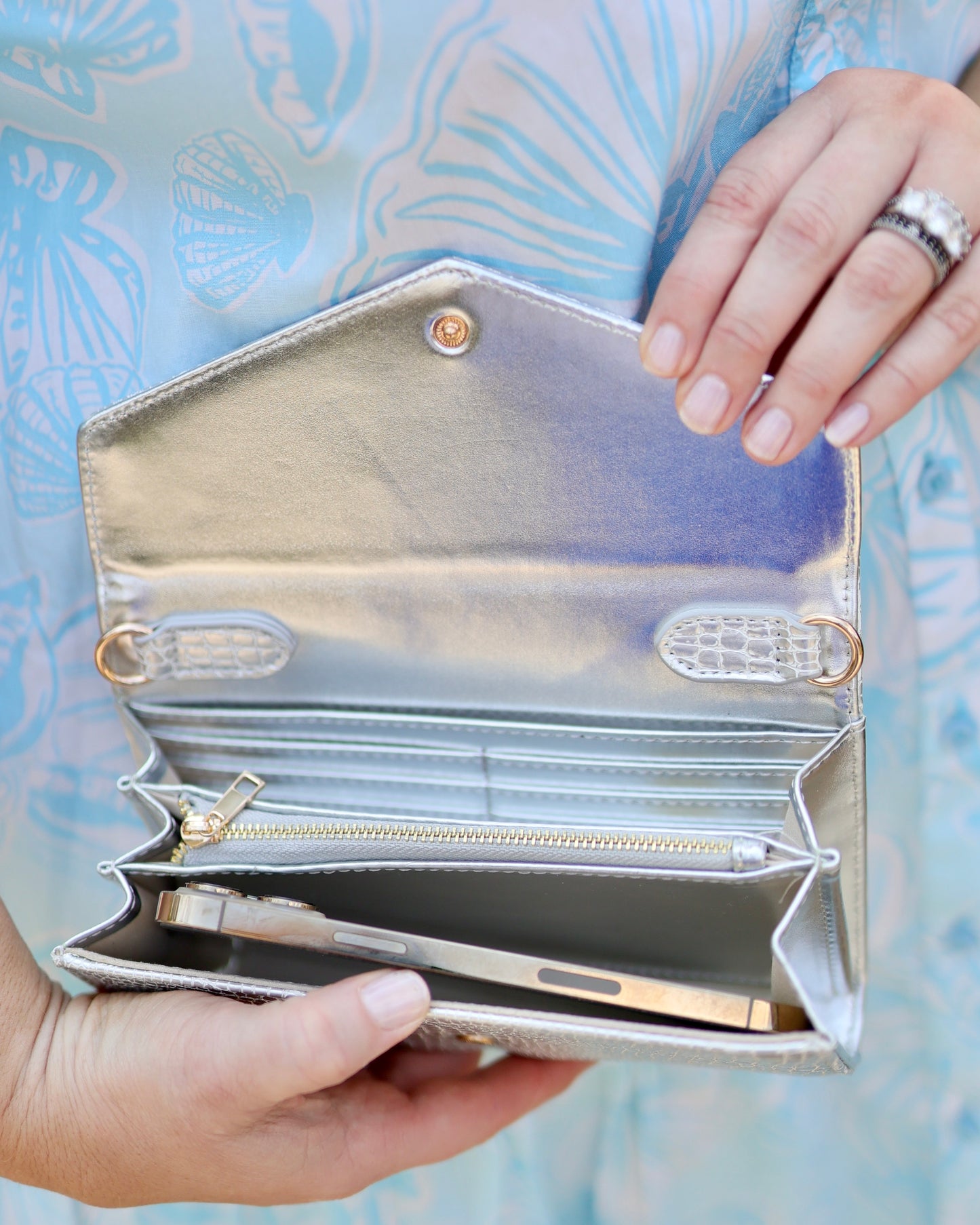 Carlington Clutch/Crossbody Silver EC