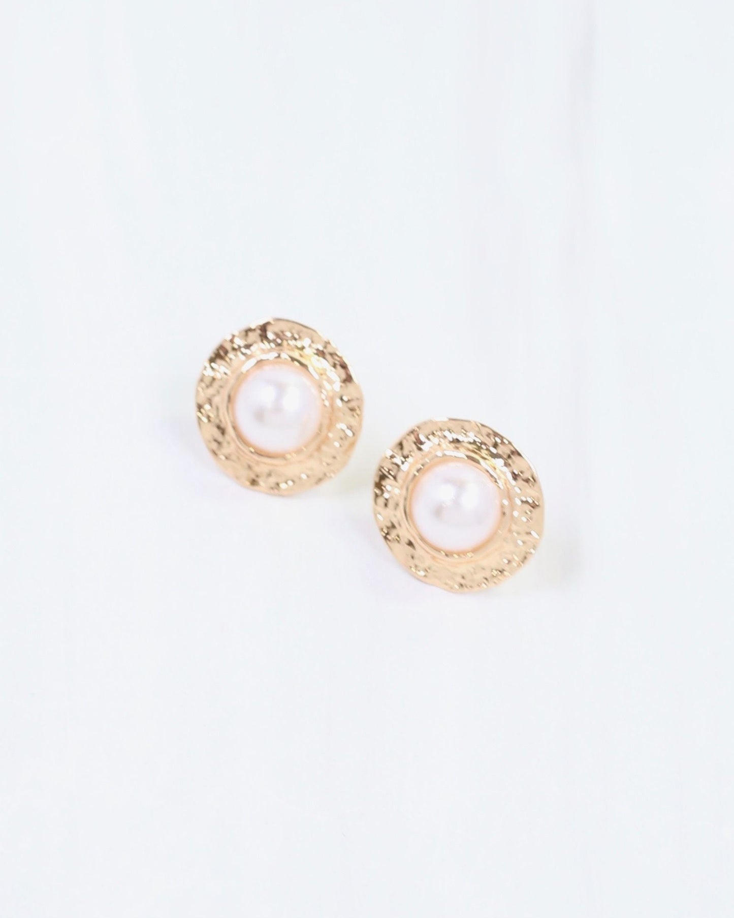 Adrianna Hammered Pearl Stud Earring Gold