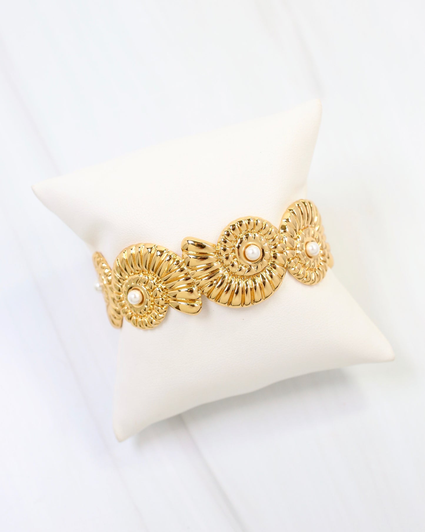 Holly Springs Shell Bracelet Gold