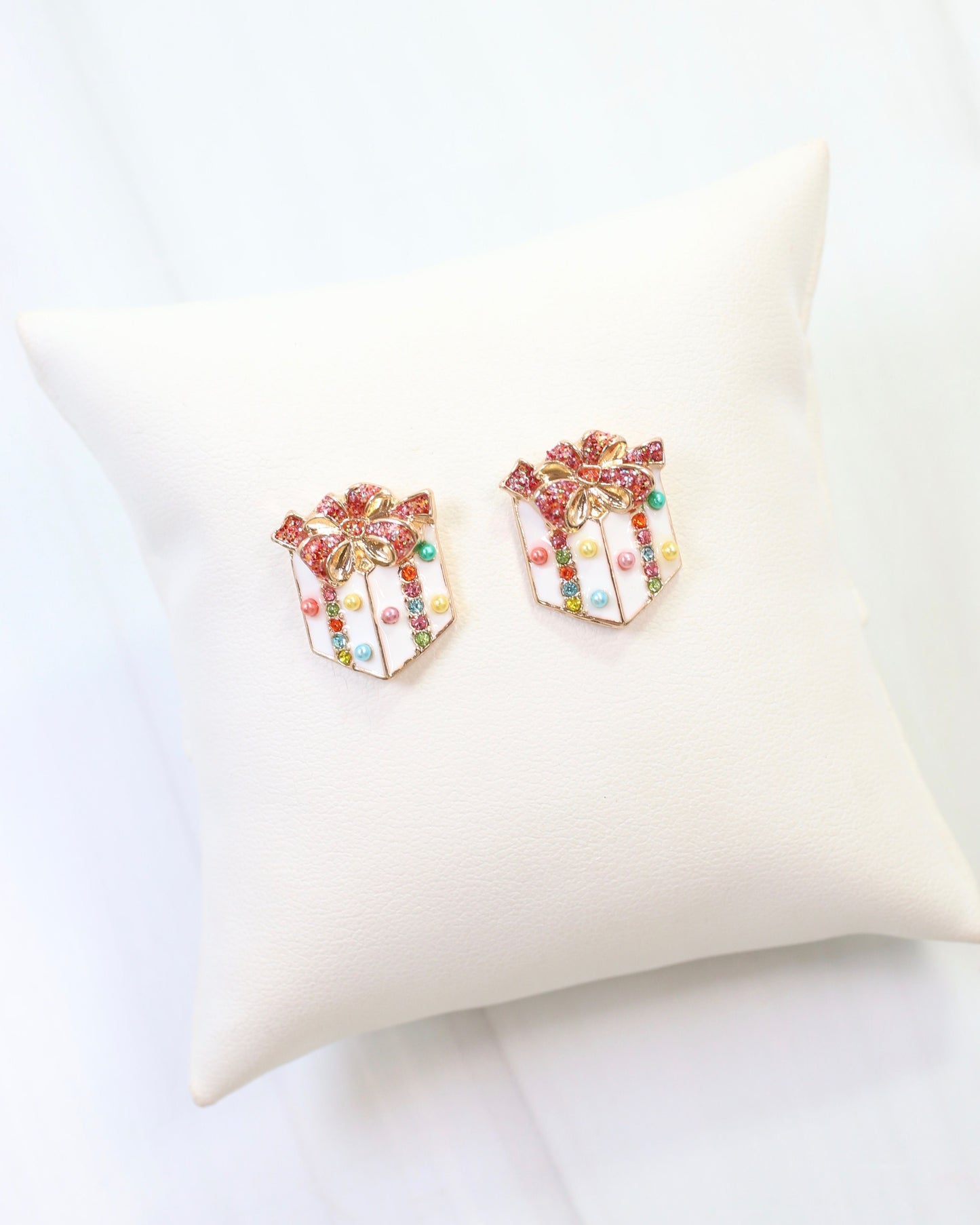 Pretty Present Stud Earring White