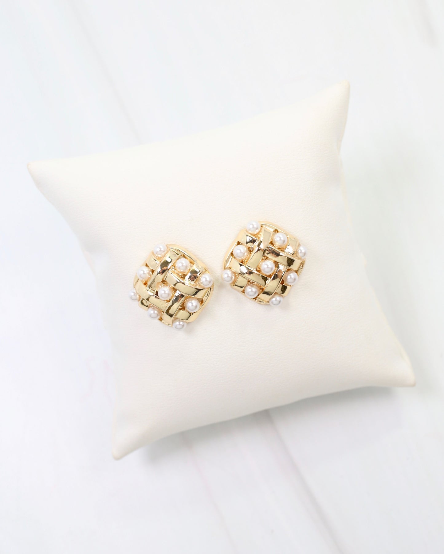 Salina Pearl Embellished Stud Earring Gold