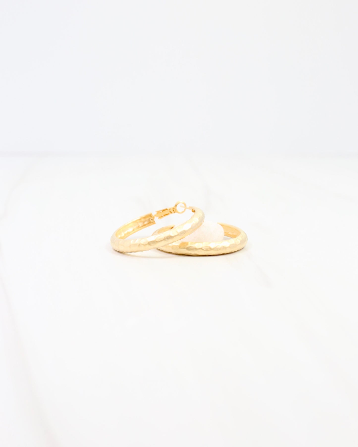 Fort Lee Hammered Hoop Earring WR Matte Gold