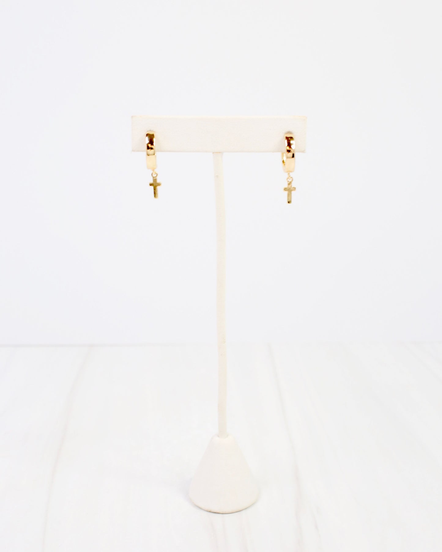 Scarsdale Cross Huggie Earring WR Gold