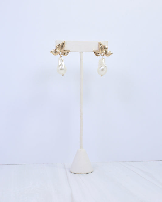 Aspen Flower Pearl Dangle Earring Worn Gold