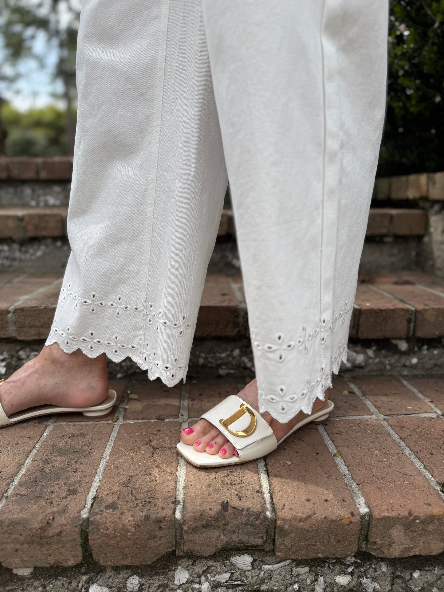 Vibe By Me White Floral Embroidered Jeans by Entro