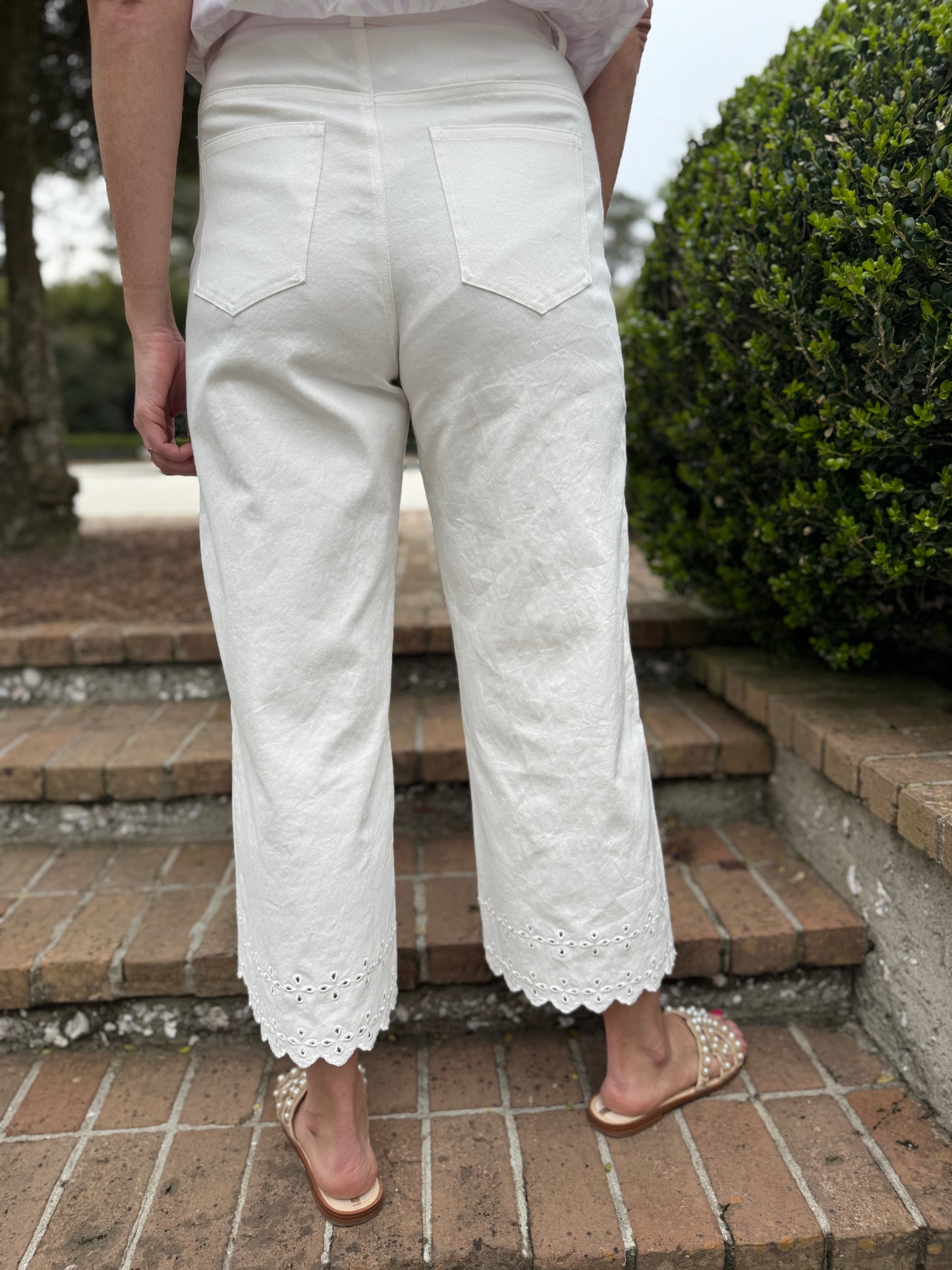 Vibe By Me White Floral Embroidered Jeans by Entro