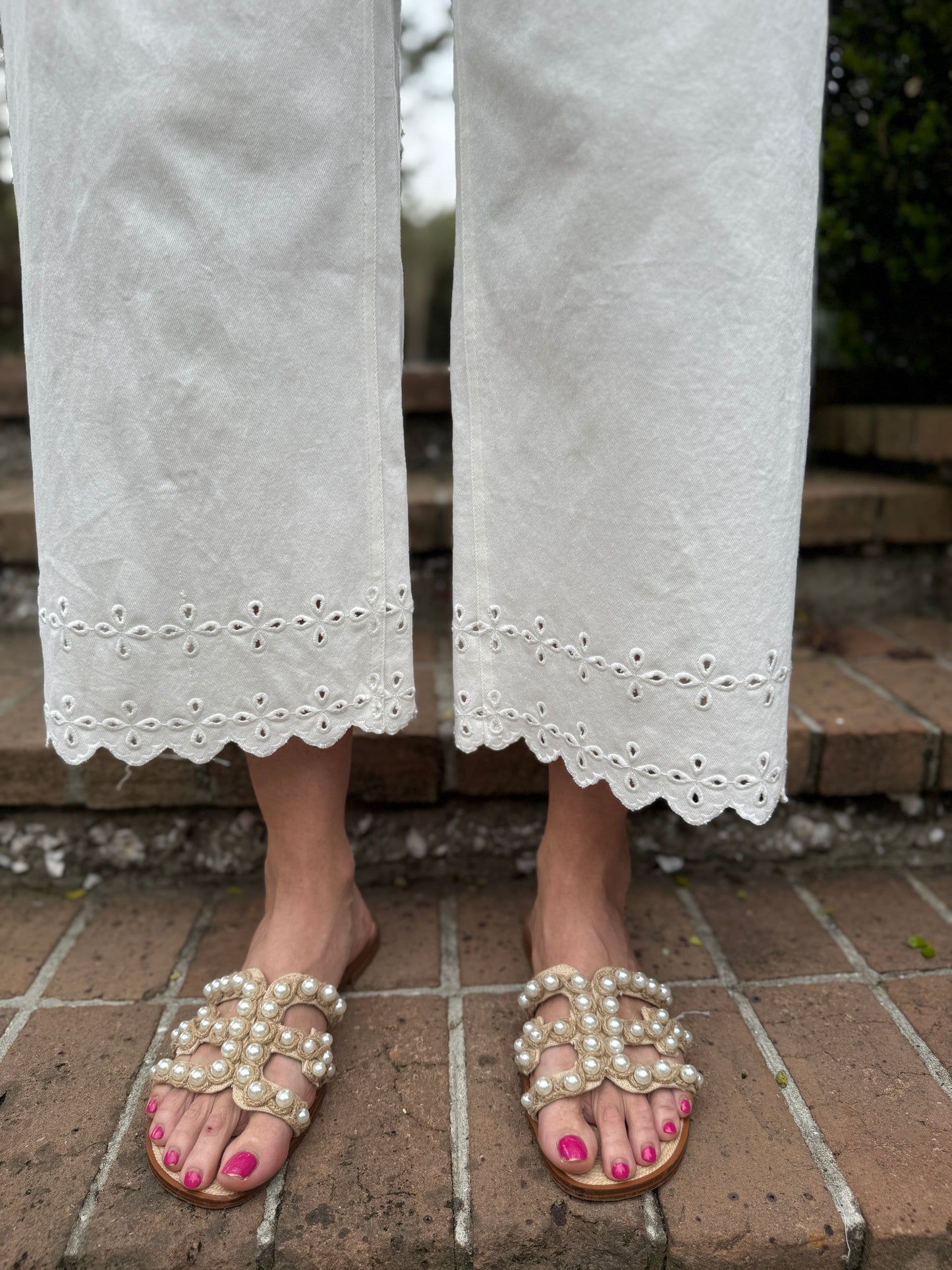 Vibe By Me White Floral Embroidered Jeans by Entro