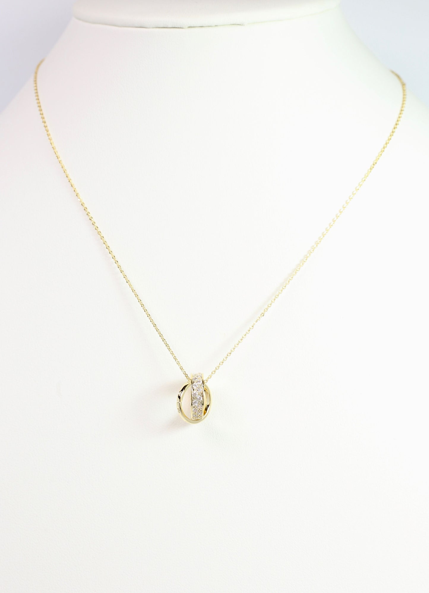 Nella Necklace with Circle Charm Gold