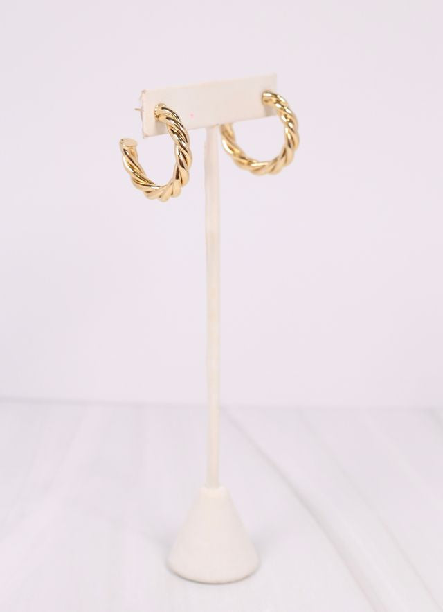 Joshamee Twisted Hoop Earring Shiny Gold