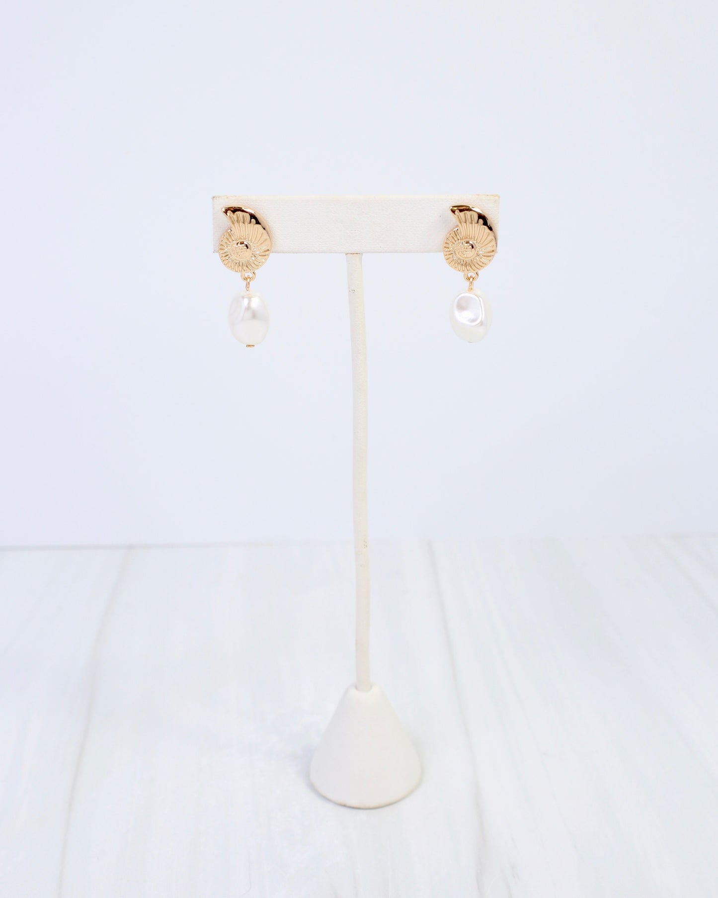 Oswego Shell Pearl Drop Earring Gold