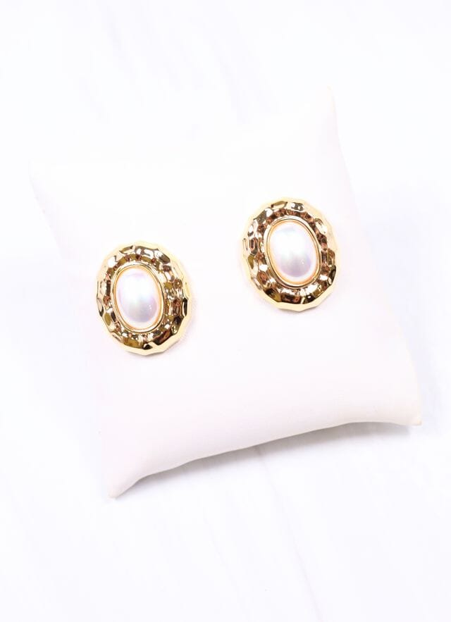 McGowan Pearl Hammered Earring GOLD - Caroline Hill