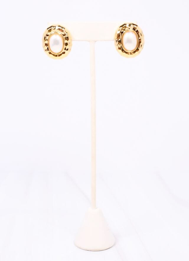 McGowan Pearl Hammered Earring GOLD - Caroline Hill