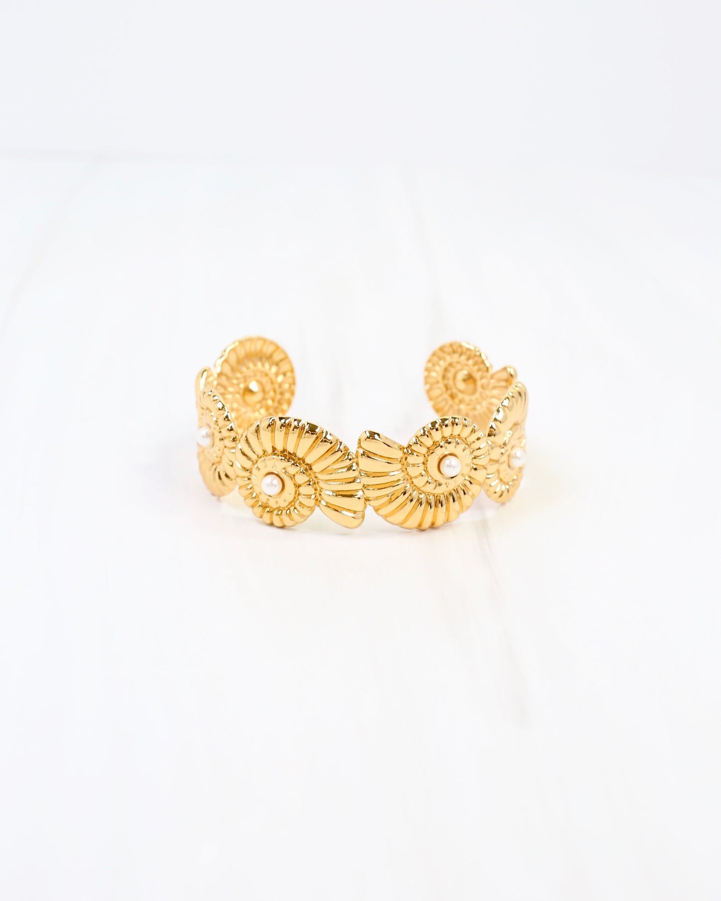 Holly Springs Shell Bracelet Gold