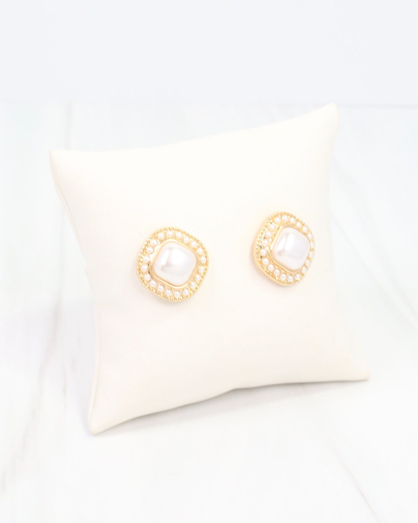 Gomez Pearl Stud Earring Gold