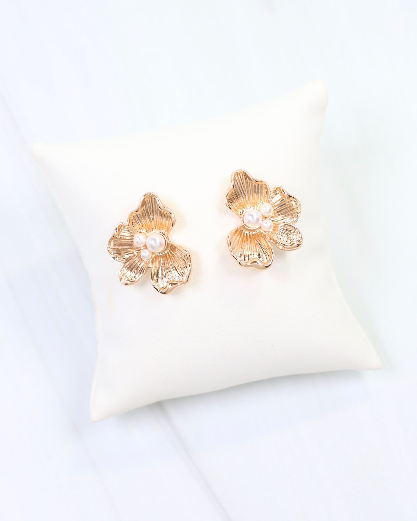 Alice Pearl Embellished Flower Earring Gold
