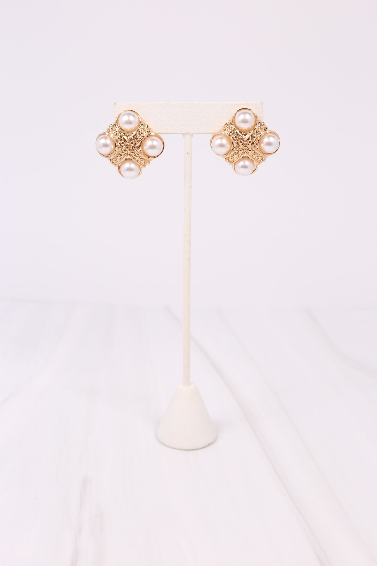 Suette Pearl Stud Earring GOLD - Caroline Hill