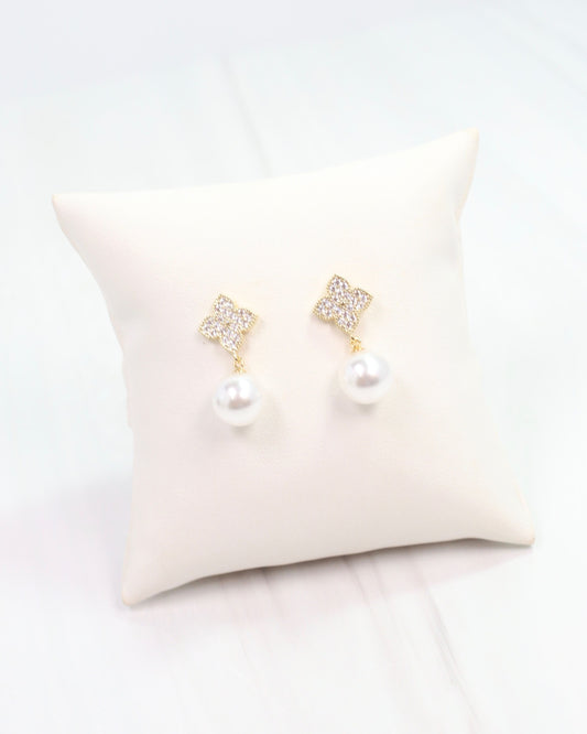 Chanti Clover and Pearl Stud Pearl