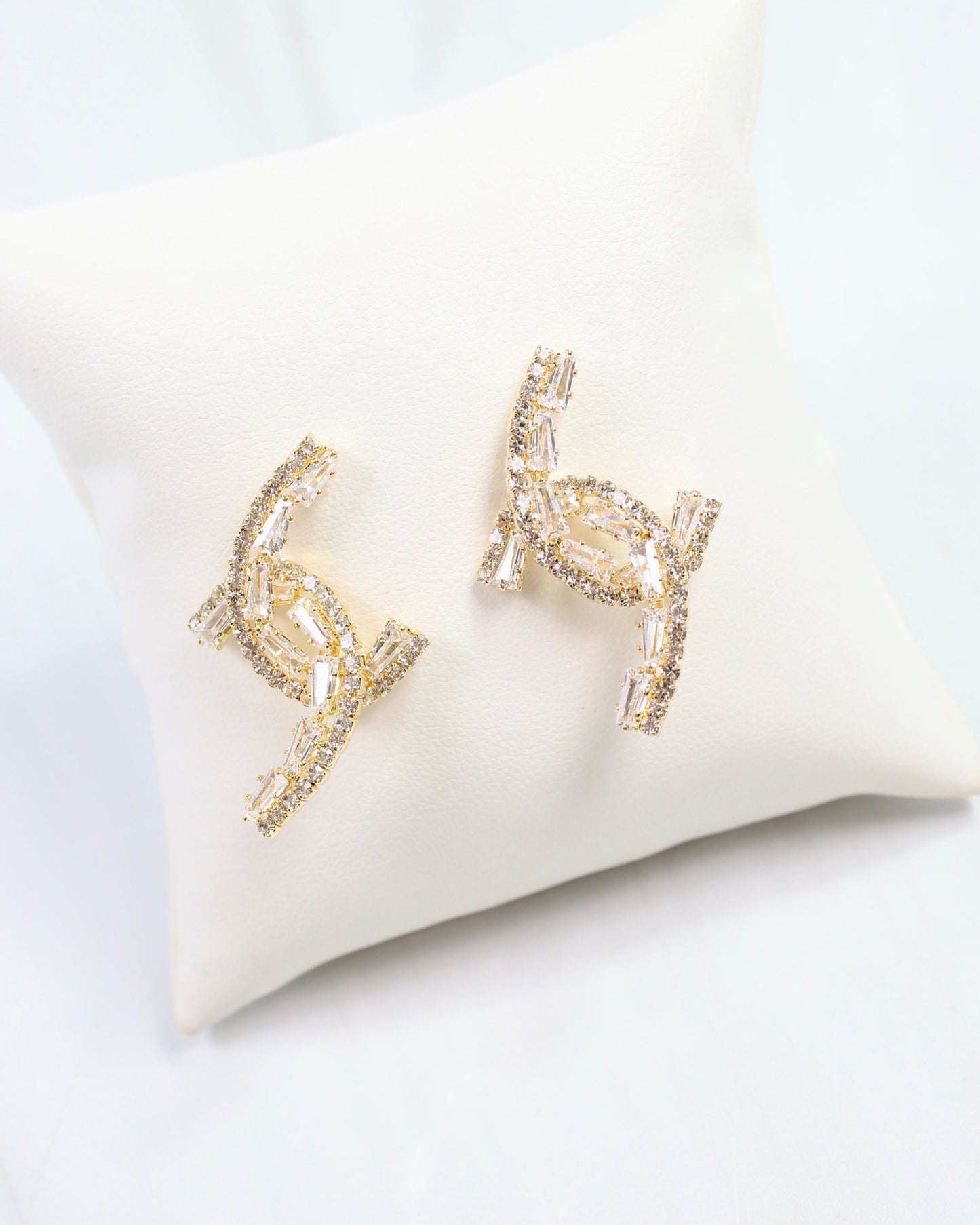 Do the Twist Crystal Earring Gold