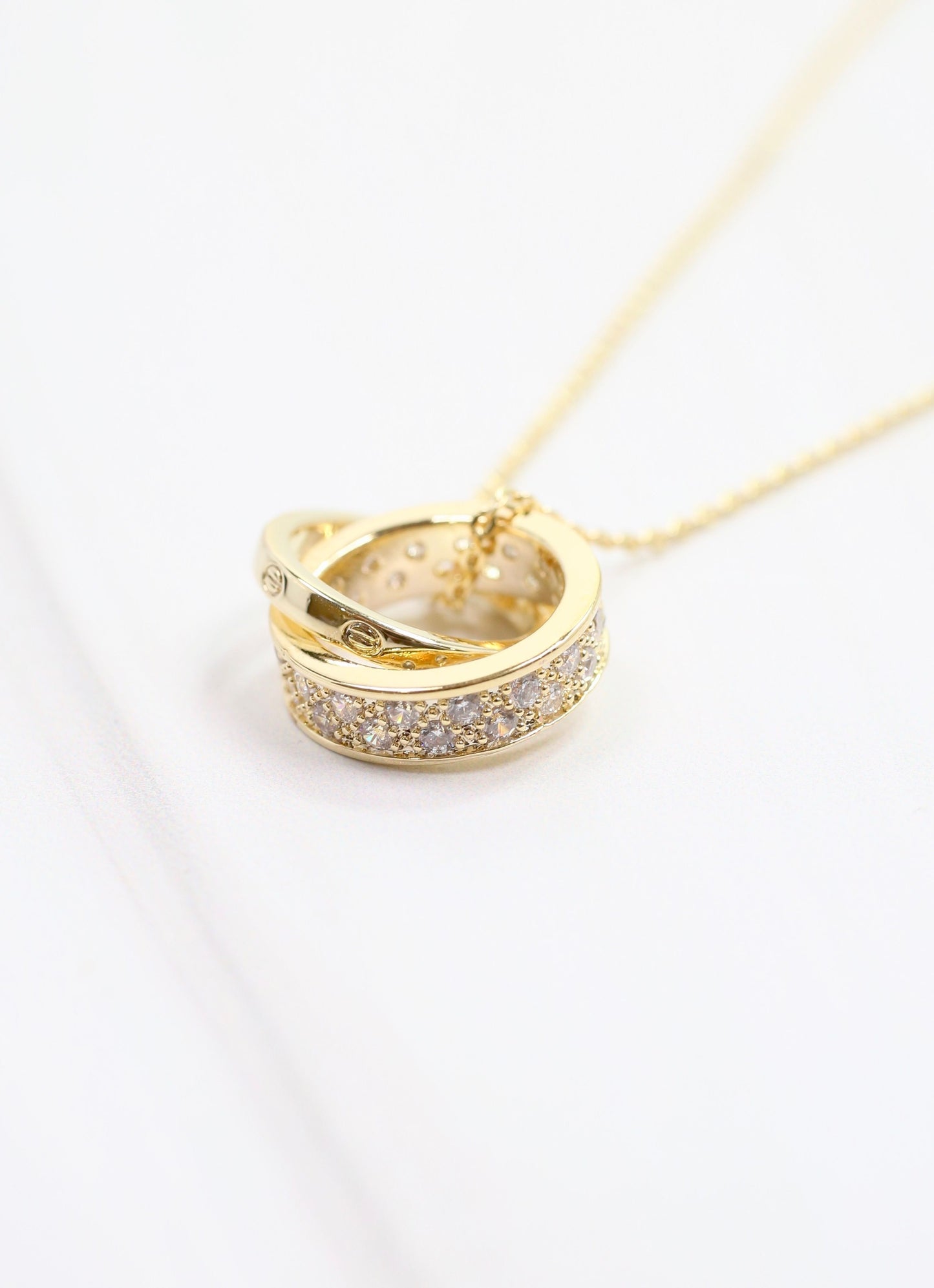 Nella Necklace with Circle Charm Gold