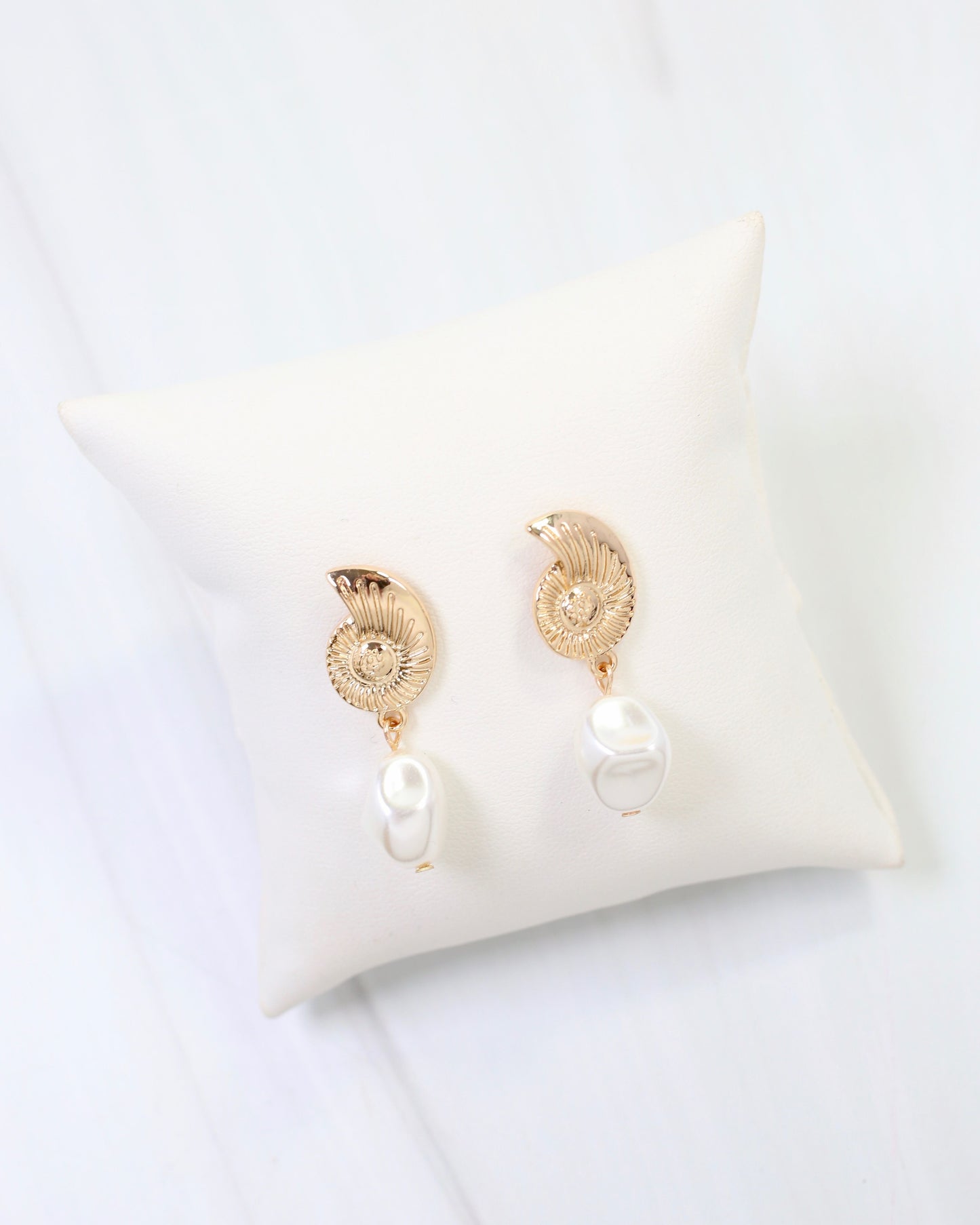 Oswego Shell Pearl Drop Earring Gold